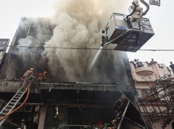 Φωτιά σε εμπορικό κέντρο στην Ινδία: Πηδούν από τα παράθυρα για να σωθούν