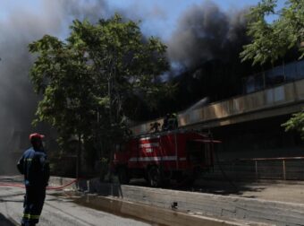 ΦΩΤΙΑ ΣΕ ΕΡΓΟΣΤΑΣΙΟ ΣΤΟ ΑΙΓΑΛΕΩ: ΚΑΤΕΡΡΕΥΣΕ Η ΟΡΟΦΗ ΤΗΝ ΩΡΑ ΠΟΥ ΕΠΙΧΕΙΡΟΥΣΑΝ ΜΕΣΑ ΠΥΡΟΣΒΕΣΤΕΣ – ΠΥΚΝΟΙ ΚΑΠΝΟΙ ΕΧΟΥΝ ΣΚΕΠΑΣΕΙ ΤΗΝ ΠΕΡΙΟΧΗ