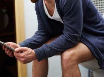 ΣΤΑΜΑΤΑ ΤΟ ΑΜΕΣΩΣ! Αν πας τουαλέτα με το κινητό και κάθεσαι πάνω από 10 λεπτά, αυτό δεν είναι καθόλου καλό – Οι ειδικοί κρούουν τον κώδωνα του κινδύνου