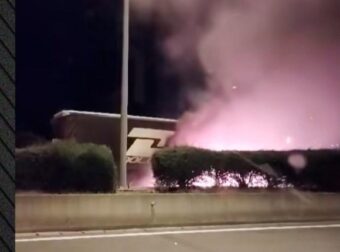 ΠΟΛΥ ΣΚΛΗΡΕΣ ΕΙΚΟΝΕΣ: ΝΤΑΛΙΚΑ ΓΕΜΑΤΗ ΜΕ ΚΑΡΠΟΥΖΙΑ ΤΥΛΙΓΕΤΑΙ ΣΤΙΣ ΦΛΟΓΕΣ ΣΤΗΝ ΙΟΝΙΑ ΟΔΟ – ΚΥΚΛΟΦΟΡΕΙ ΠΑΝΤΟΥ ΤΟ ΒΙΝΤΕΟ