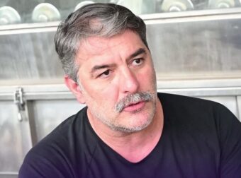 Βασίλης Μπισμπίκης: «Δεν πιστεύω στον Θεό» — Η καθηλωτική εξομολόγηση για ναρκωτικά, αναρχία και το περιθώριο