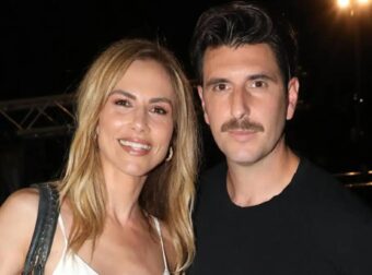 Πιασμένοι χέρι χέρι Ντορέττα Παπαδημητρίου και Γιώργος Γεροντιδάκης στο γαμήλιο πάρτι Οικονομάκου – Τσερέλα