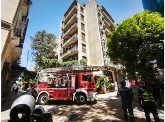 Φωτιά ξέσπασε σε ισόγειο ξενοδοχείου στην Ομόνοια – Στο νοσοκομείο 41χρονος με εγκαύματα
