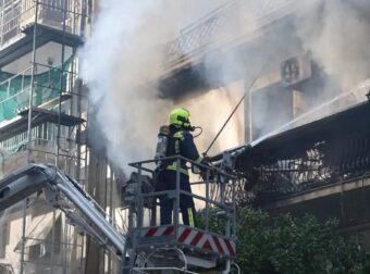 Η συγκλονιστική στιγμή που η ένοικος του φλεγόμενου σπιτιού στην Καλλιθέα πηδάει από το μπαλκόνι