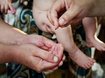 Μωρό 10 μηνών λιποθύμησε κατά τη διάρκεια της βάφτισής του στον Βόλο