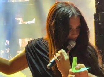 «Είσαι τρελός ρε; Δεν παίρνω εγώ τέτοια…»: Άφωνη την ώρα που τραγουδούσε στην πίστα η Ιουλία Καλλιμάνη, πελάτης στο πρώτο τραπέζι έβγαλε και της έδωσε κάτι