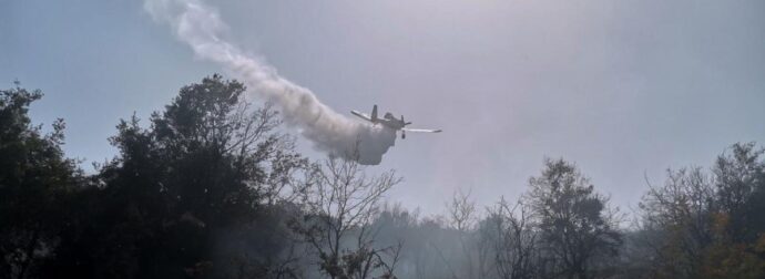 Φωτιά στη Φθιώτιδα: Ενισχύθηκαν οι δυνάμεις – Δύο μηνύματα από το 112 – Εκκενώθηκε το χωριό Σφάκα