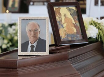 Βαρύς Θρήνος στην στην κηδεία του Βασίλη Λεβέντη: Κατέρρευσε συντετριμμένη η σύζυγός του, η στιγμή που λύγισε τους πάντες