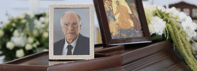 Βαρύς Θρήνος στην στην κηδεία του Βασίλη Λεβέντη: Κατέρρευσε συντετριμμένη η σύζυγός του, η στιγμή που λύγισε τους πάντες