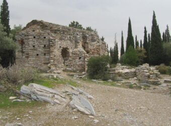 ΣΟΚ ΣΤΟΝ ΥΜΗΤΤΟ: ΜΟΛΙΣ ΤΟΝ ΒΡΗΚΑΝ ΑΠΑΓΧΟΝΙΣΜΕΝΟ ΣΕ ΔΕΝΤΡΟ ΕΞΩ ΑΠΟ ΕΚΚΛΗΣΙΑ