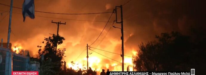 «Κλειστείτε σπίτια σας και μην ανοίγετε πόρτες και παράθυρα»: Σοκ με την τεράστια φωτιά στην Θεσσαλονίκη, κάηκαν σπίτια και εργοστάσια, χτυπάει ασταμάτητα 112