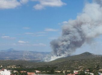 Ραγδαίες εξελίξεις στην Αττική: Η φωτιά εξαπλώνεται – Ενισχύθηκαν οι πυροσβεστικές δυνάμεις – Σε επιφυλακή οι κάτοικοι μετά το 112