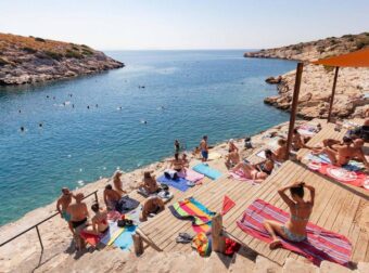 Ποια ημέρα πέφτει φέτος ο Δεκαπενταύγουστος και τι ισχύει για την αμοιβή όσων εργαστούν
