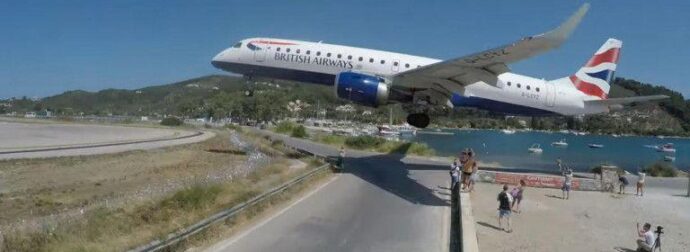 Απίστευτες εικόνες από τη Σκιάθο: Τουρμπίνες αεροσκάφους πέταξαν βαλίτσες και τουρίστες στη θάλασσα – Το βίντεο κάνει τον γύρο του διαδικτύου