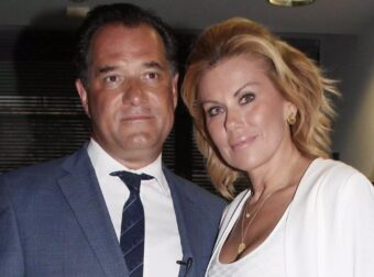 Με κοστούμι, «καρμπόν» της μαμάς, ρίχνει… ένα κεφάλι τον μπαμπά: Ό Άδωνις και η Μανωλίδου πήγαν Επίδαυρο με τους γιους τους κι όλο το θέατρο κοιτούσε τον 20χρονο Αναστάσιο – Αλκαίο