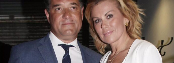 Με κοστούμι, «καρμπόν» της μαμάς, ρίχνει… ένα κεφάλι τον μπαμπά: Ό Άδωνις και η Μανωλίδου πήγαν Επίδαυρο με τους γιους τους κι όλο το θέατρο κοιτούσε τον 20χρονο Αναστάσιο – Αλκαίο