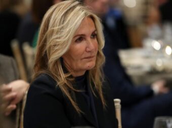 Όλοι κοιτούσαν τη Μαρέβα: Η εμφάνιση με μαύρο φόρεμα και εντυπωσιακά ψηλοτάκουνα στο πλευρό του  Μητσοτάκη που έκλεψε τις εντυπώσεις