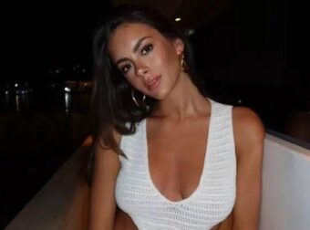 Ίσως η πιο… περιζήτητη νύφη στην Ελλάδα: Χαμός στην Σίφνο με την μελαχρινή καλλονή με το μπλε φόρεμα, μόλις κατάλαβαν ποια έχει αδερφή… – Γόνος πολύ πλούσιας οικογένειας Ελλήνων