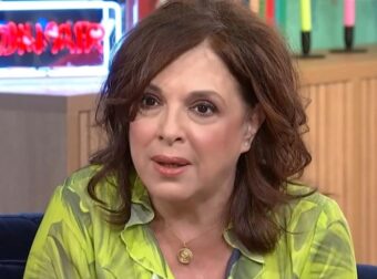 Ούτε πλαστικές, ούτε φίλτρα, ούτε ενέσιμα: Η Ελένη Ράντου ποζάρει στα 62 με κόκκινο μπικίνι, σε πισίνα και εντελώς άβαφη και αποδεικνύει ότι βάζει κάτω μέχρι και… 30άρες