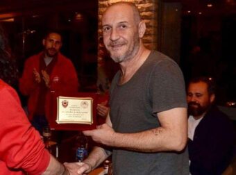 Ιδιωτική παραλία, πέτρα παντού, τεράστιος κήπος: Πωλείται η βίλα του Αλέκου Αλεξανδράκη στη Νέα Πέραμο – Η τιμή και η πασίγνωστη ταινία της Αλίκης που είχε γυριστεί εκεί