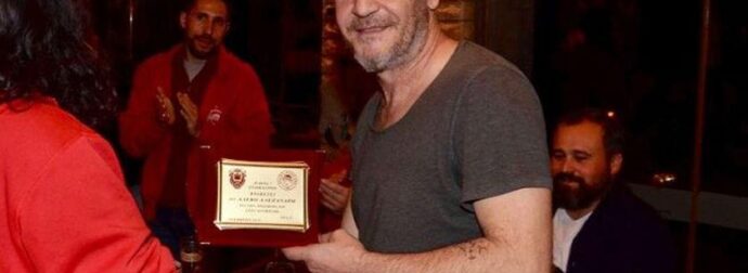 Ιδιωτική παραλία, πέτρα παντού, τεράστιος κήπος: Πωλείται η βίλα του Αλέκου Αλεξανδράκη στη Νέα Πέραμο – Η τιμή και η πασίγνωστη ταινία της Αλίκης που είχε γυριστεί εκεί