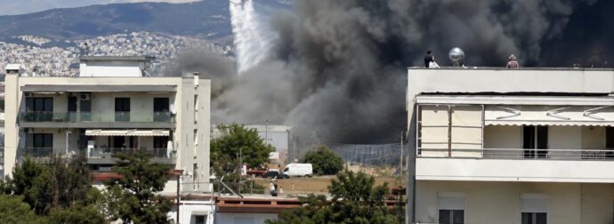 ΤΕΡΑΣΤΙΑ ΦΩΤΙΑ ΤΩΡΑ ΣΤΗ ΘΕΣΣΑΛΟΝΙΚΗ:  ΗΧΕΙ ΤΟ 112 – «ΠΑΡΑΜΕΙΝΕΤΕ ΣΕ ΚΛΕΙΣΤΟΥΣ ΧΩΡΟΥΣ! ΚΛΕΙΣΤΕ ΠΟΡΤΕΣ ΚΑΙ ΠΑΡΑΘΥΡΑ»