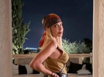 Είναι 68, δείχνει κοριτσάκι: Η  Άννα Βίσση ποζάρει με μπικίνι, χωρίς φίλτρα & ρετούς και «βάζει» σε όλες τα γυαλιά
