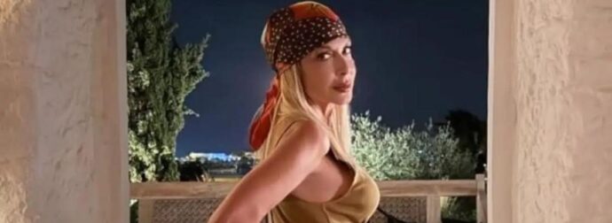 Είναι 68, δείχνει κοριτσάκι: Η  Άννα Βίσση ποζάρει με μπικίνι, χωρίς φίλτρα & ρετούς και «βάζει» σε όλες τα γυαλιά