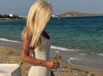 Κατερίνα Παναγοπούλου: Η εμφάνιση στη θάλασσα που τράβηξε τα βλέμματα και η πορεία μιας ξεχωριστής δημοσιογράφου