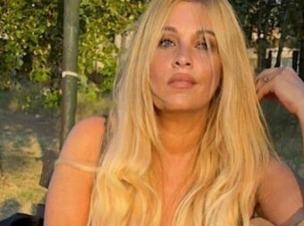 Δεν έκρυψε τίποτα: Η Σαμπρίνα εμφανίστηκε με μπικίνι στα 56 της και προκάλεσε… αναστάτωση