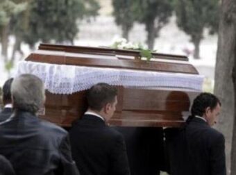 Θρήνος χωρίς τέλος: Διπλή τραγωδία σε κηδεία – Ο πατέρας άφησε την τελευταία του πνοή την ώρα που κουβαλούσε το φέρετρο του γιου του