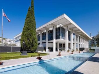 Ευκαιρία για δουλειά στην Αθήνα: Η Αμερικανική Πρεσβεία άνοιξε προσλήψεις – Οι ειδικότητες και οι αποδοχές