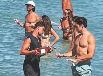 Εργασιακός μεσαίωνας στην Πάρο: Σερβιτόροι εκτελούν χρέη… οινοχόων μέσα στη θάλασσα