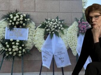 «Χάθηκε» η Μητρόπολη Αθηνών από τα δεκάδες στεφάνια στην Μάρω Κοντού: Αυτό είναι το στεφάνι που ξεχώρισε
