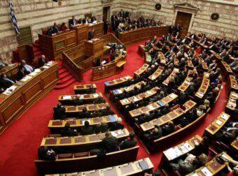 Η νεότερη βουλευτής της Ελλάδας: Η Μυρτώ Κοροβέση ορκίστηκε στη Βουλή – Η ηλικία που προκαλεί αίσθηση