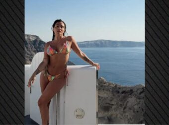 Η Κόνι Μεταξά «έριξε» το Instagram: Ποζάρει με φόντο το Αιγαίο και μαγνητίζει τα βλέμματα