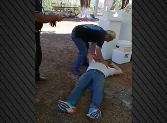 ΣΟΚ στην εκκλησία: Ιερέας και πρόεδρος κοινότητας πιάστηκαν στα χέρια μπροστά στους πιστούς – Κατέληξαν στο κρατητήριο