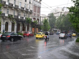 Ξεχάστε τον καύσωνα, θα βάλουμε ζακέτα: Ξαφνική «βουτιά» του υδραργύρου και ισχυρές καταιγίδες – «Χτυπά» από ώρα σε ώρα νέο κύμα κακοκαιρίας