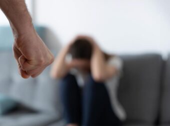 Φρίκη στην Καλλιθέα: 28χρονος ξυλοκόπησε την έγκυο σύντροφό του – Το μωρό δεν τα κατάφερε