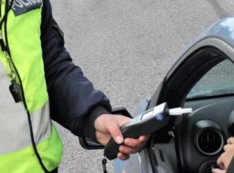Μπορούν το νερό, ο καφές ή σοκολάτα να σας γλιτώσουν από το αλκοτέστ; Η πραγματικότητα διαφέρει