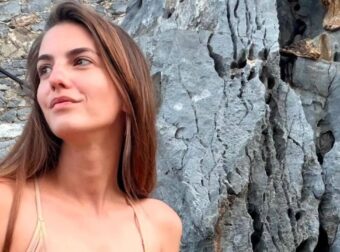 Γυναικάρα δίχως ανάγκη από φίλτρα και μακιγιάζ: Η Αναστασία Παντούση με μαγιό είναι το απόλυτο όνειρο