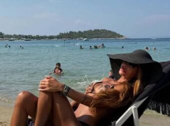Κι όμως είναι αυτη: Πανέμορφη Ελληνίδα στα 50 της και 55 κιλά Ξεσήκωσε την παραλία με το αποκαλυπτικό μπικίνι της
