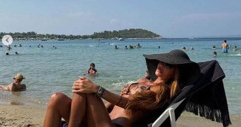 Κι όμως είναι αυτη: Πανέμορφη Ελληνίδα στα 50 της και 55 κιλά Ξεσήκωσε την παραλία με το αποκαλυπτικό μπικίνι της