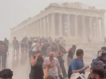 Χαμός στην Ακρόπολη: Το βίντεο με τους τουρίστες να τρέχουν να σωθούν μέσα στην κακοκαιρία που κάνει τον γύρο του κόσμου