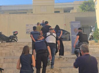 ΣΥΡΟΣ: ΤΕΡΑΣΤΙΑ ΑΝΑΤΡΟΠΗ ΣΤΟ ΦΟΝΙΚΟ ΤΗΣ 42ΧΡΟΝΗΣ ΔΙΑΣΩΣΤΡΙΑΣ – ΤΙ ΥΠΗΡΧΕ ΚΡΥΜΜΕΝΟ ΜΕΣΑ ΣΤΟ ΣΠΙΤΙ ΤΟΥ ΖΕΥΓΑΡΙΟΥ ΚΑΙ ΤΙ ΕΙΧΕ ΓΙΝΕΙ 10 ΗΜΕΡΕΣ ΠΡΙΝ