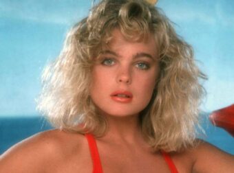 Η πανέμορφη Έρικα του Baywatch σήμερα: Στα 54 της έχει αλλάξει τόσο που δύσκολα Πλέον την αναγνωρίζει κανείς