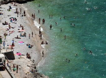 Προσοχή πριν πάτε για μπάνιο: Αυτές είναι οι παραλίες της Αττικής που κρίθηκαν ακατάλληλες – Η νέα «μαύρη λίστα» με δημοφιλή σημεία