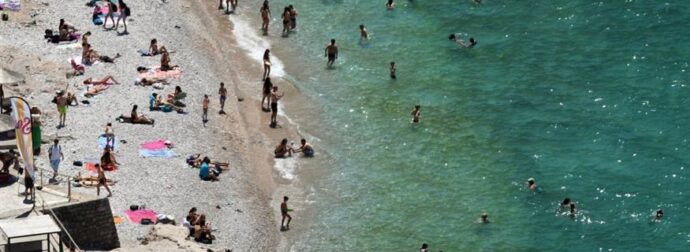 Προσοχή πριν πάτε για μπάνιο: Αυτές είναι οι παραλίες της Αττικής που κρίθηκαν ακατάλληλες – Η νέα «μαύρη λίστα» με δημοφιλή σημεία