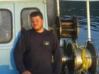 ΣΟΚ στο Ρέθυμνο: Με το αλιευτικό του μπήκε στις φλόγες και έσωσε εγκλωβισμένους – Ο ήρωας ψαράς που συγκίνησε όλη την Ελλάδα