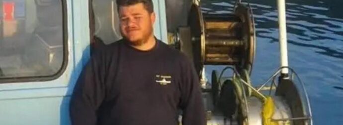 ΣΟΚ στο Ρέθυμνο: Με το αλιευτικό του μπήκε στις φλόγες και έσωσε εγκλωβισμένους – Ο ήρωας ψαράς που συγκίνησε όλη την Ελλάδα